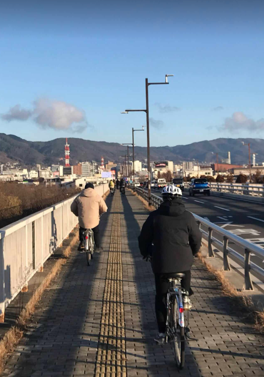 平日の朝。丹波島橋は自転車がたくさん。